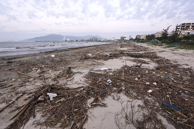 Gần trăm tấn rác tấp vào bãi biển Đà Nẵng